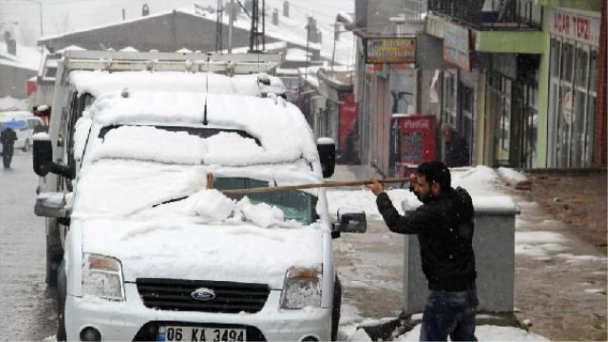 Başkale\'de Kar Yağışı