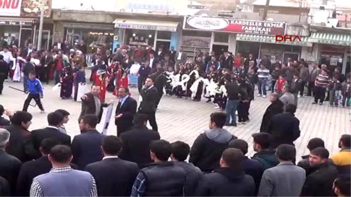 Bitlis Halk Oyunları Bölge Yarışması Renkli Görüntülerle Başladı