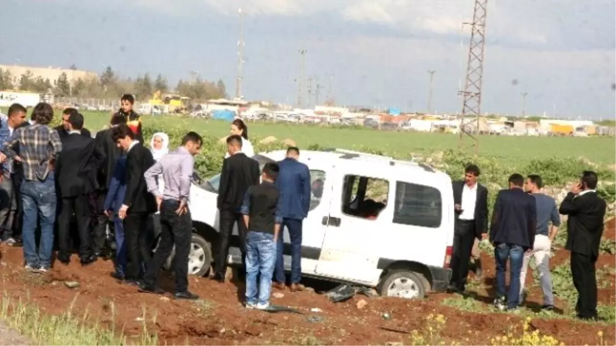 Düğün Konvoyunda Hız Yapan Araç Takla Attı: 2 Yaralı