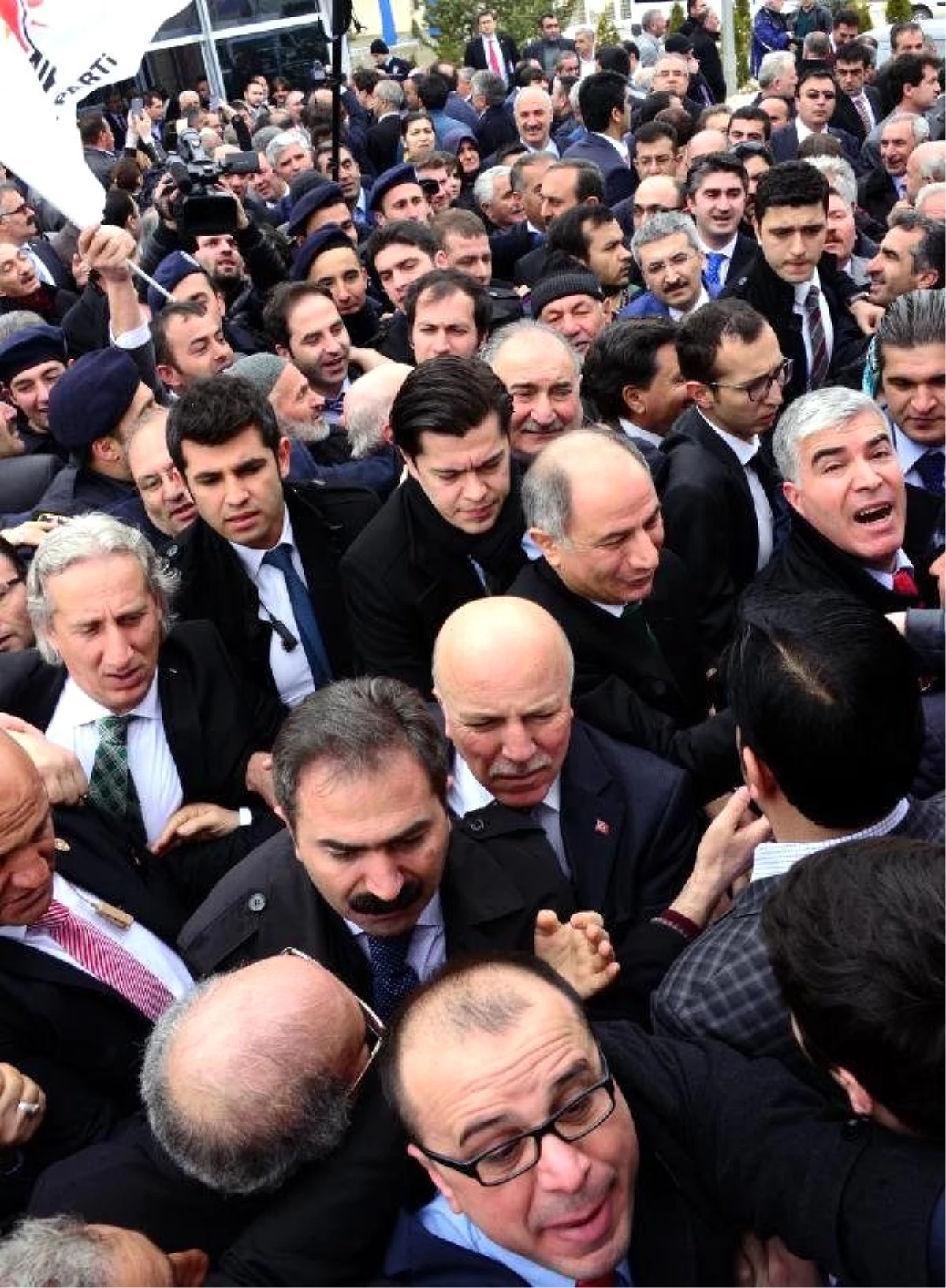 Efkan Ala\'lı Ak Partili Adaylar Erzurum\'da Coşkuyla Karşılandı
