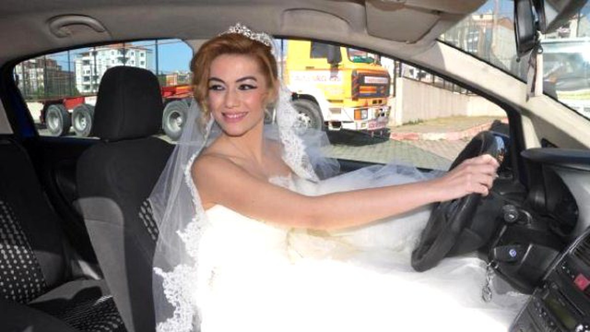 Gelinliğiyle Direksiyon Sınavına Girdi