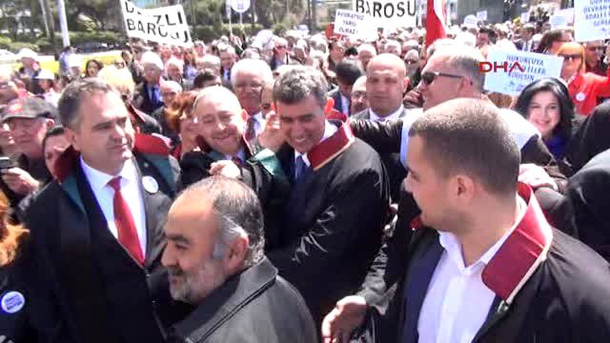 İzmir Avukatlardan, İzmir\'de Cüppeli Miting Ek Görüntüizmir Avukatlardan, İzmir\'de Cüppeli Miting...