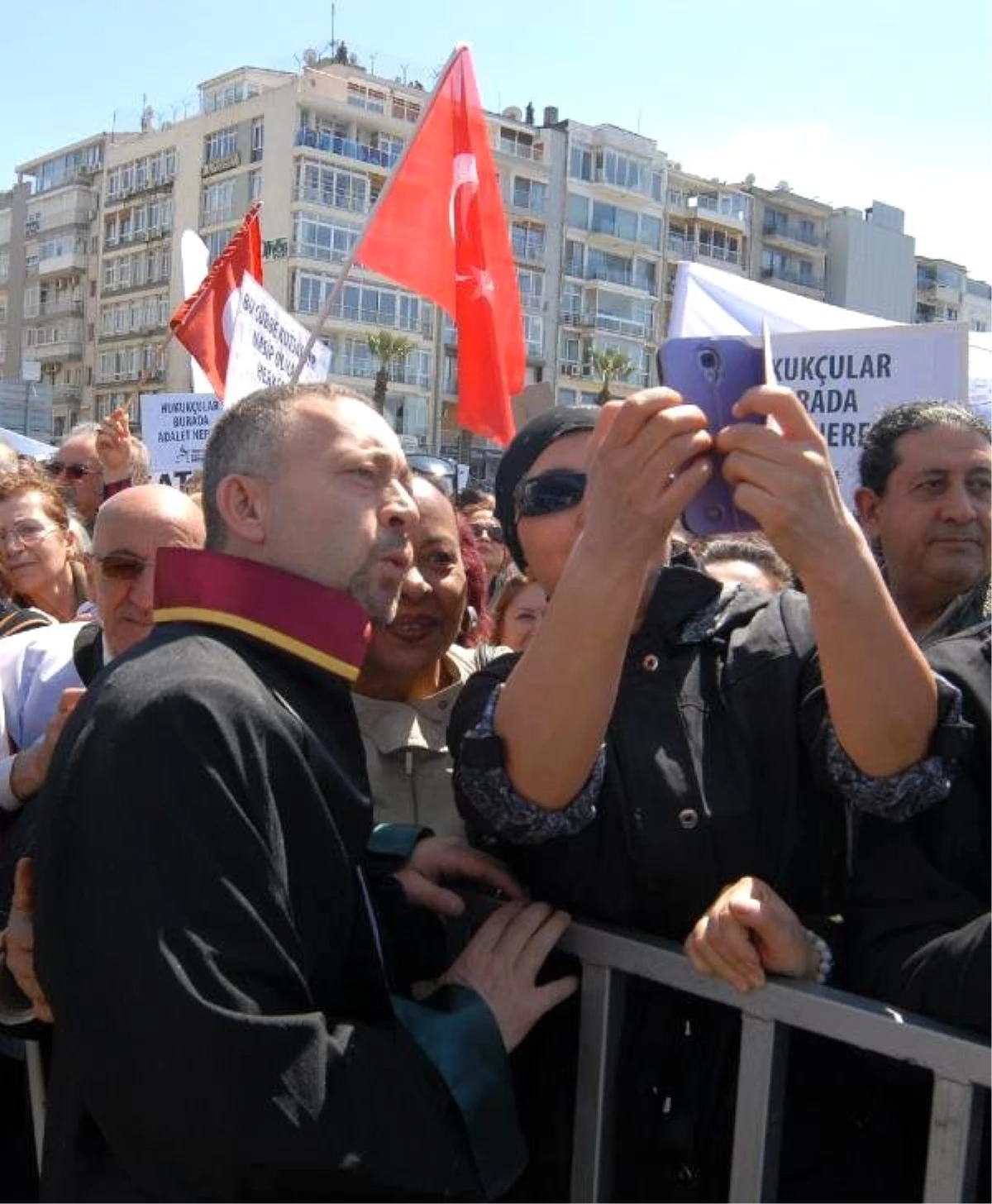 İzmir\'de \'Türkiye Adaletini Arıyor\' Mitingine Binlerce Avukat Katıldı; \'Tünelin Ucu Görünmüştür\'