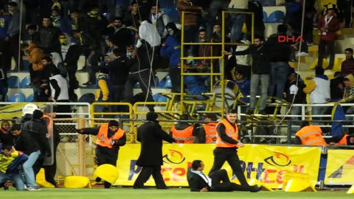İzmir Derbisinde Olaylar Çıktı