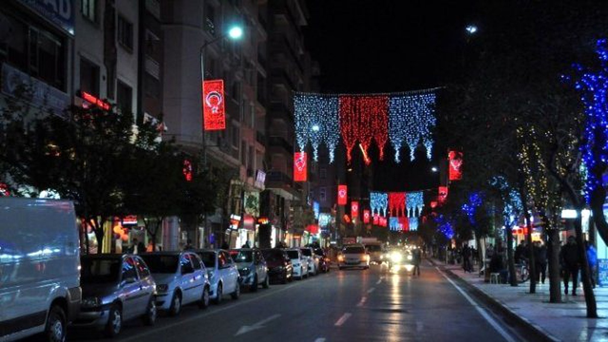 Manisa Caddeleri Türk Bayrakları ile Aydınlandı