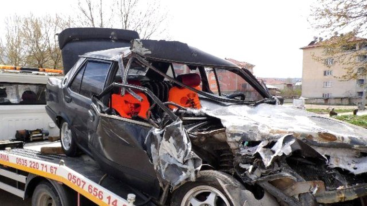Minibüs ile Otomobil Çarpıştı: 2 Yaralı