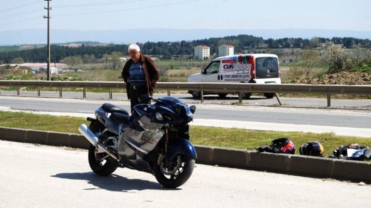 Motosiklet, Otomobillere Çarptı: 2 Yaralı