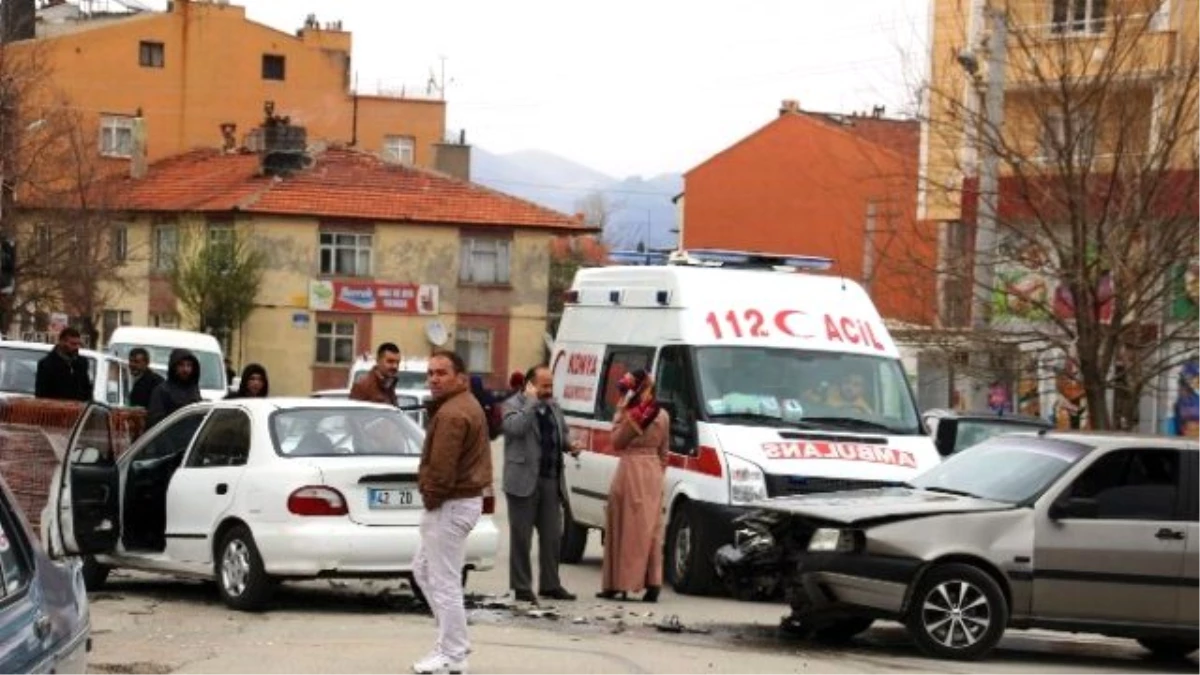 Seydişehir\'de Otomobiller Çarpıştı: 2 Yaralı