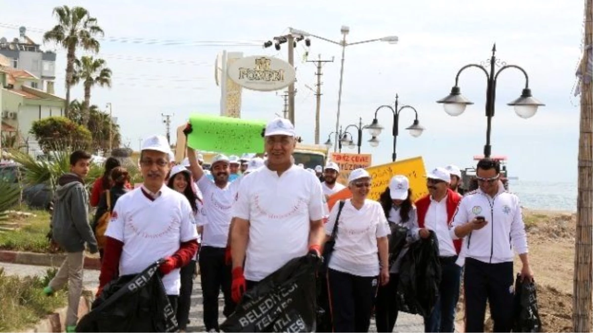 Üniversite Öğrencileri Mezitli Sahilini Temizledi