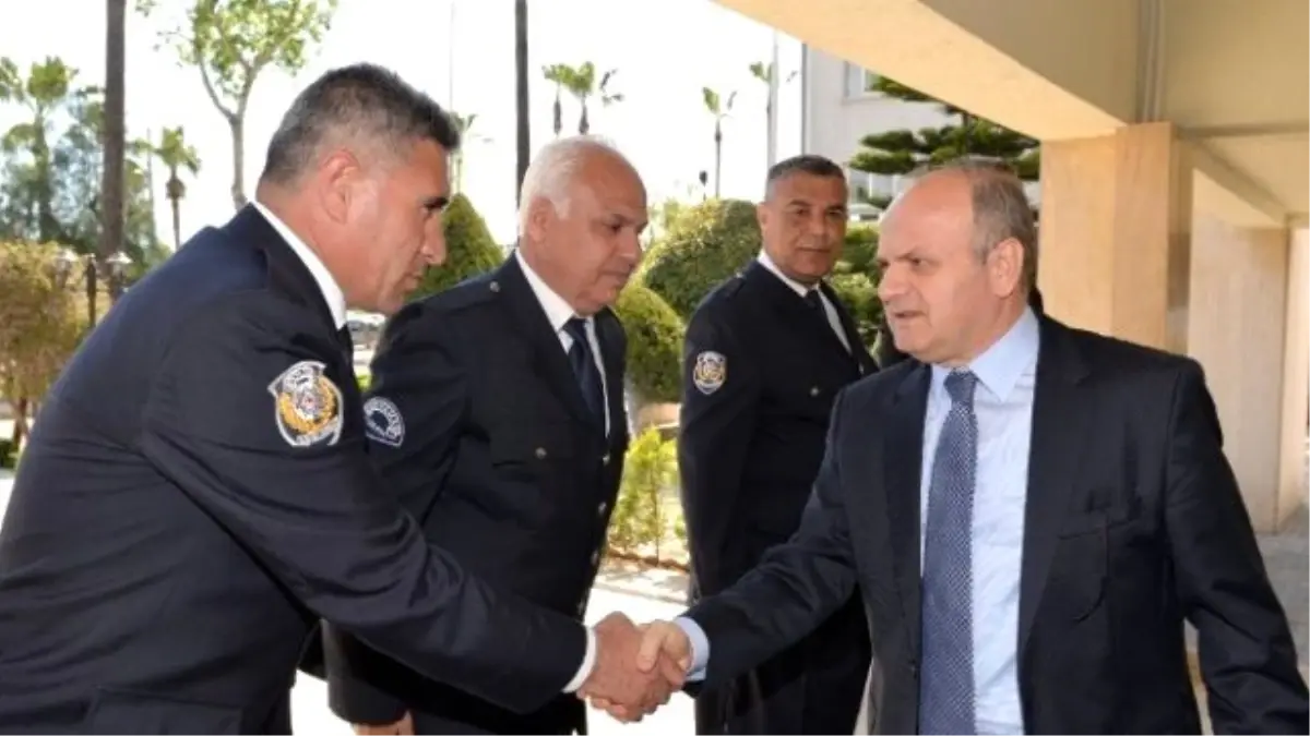 Vali Çakacak, Polisleri Ziyaret Etti