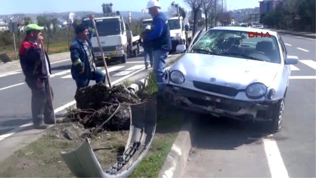 Zonguldak Ereğli Lastiği Patlayan Otomobil Direğe Çarptı 3 Yaralı