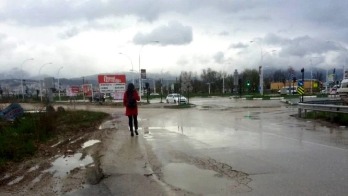 Bozuk Yol ve Kaldırımlar Vatandaşı Çileden Çıkardı