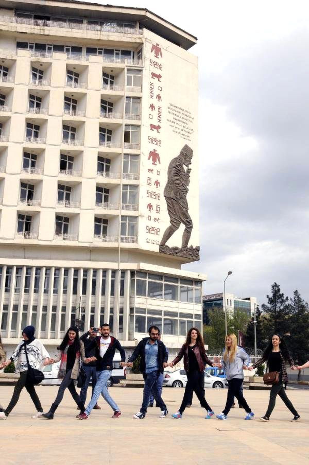 Diyarbakır\'da Üniversitelilerden, Barış ve Birlik Halayı