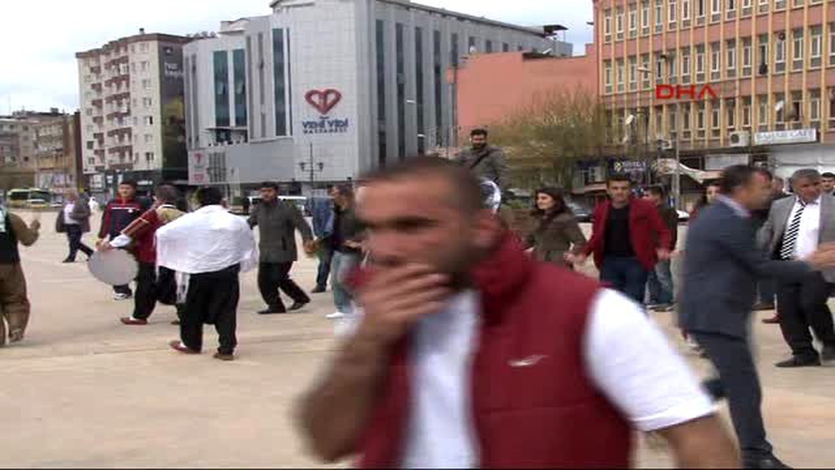 Diyarbakır Şeyh Sait Meydanı\'nda Toplanan Üniversitelilerden, Barış ve Birlik Halayı
