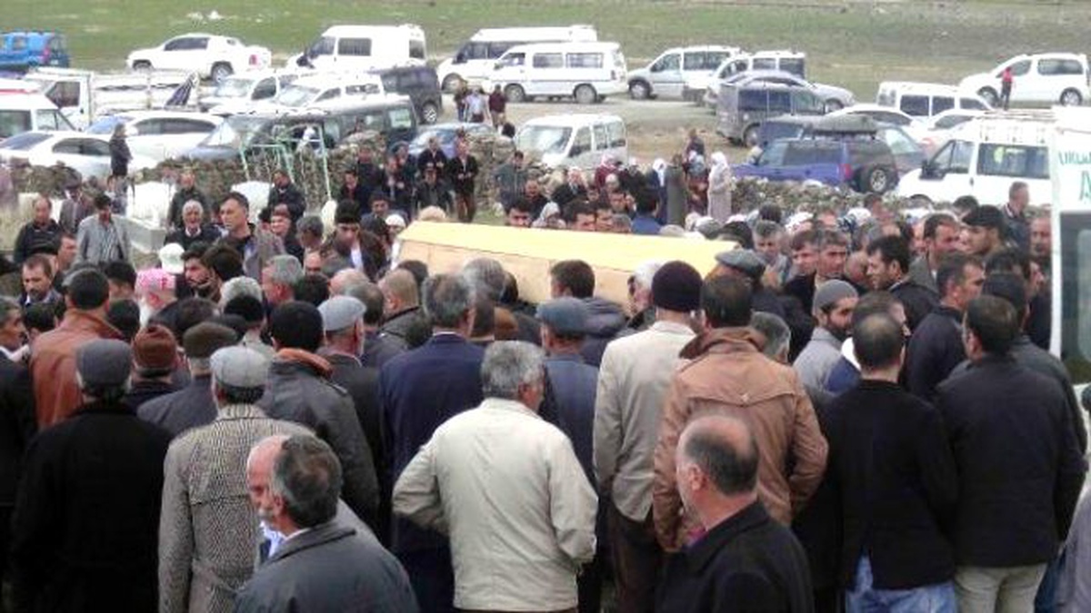 Doğubayazıt\'ta Ölen Aynı Aileden 8 Kişi, Yan Yana Toprağa Verildi