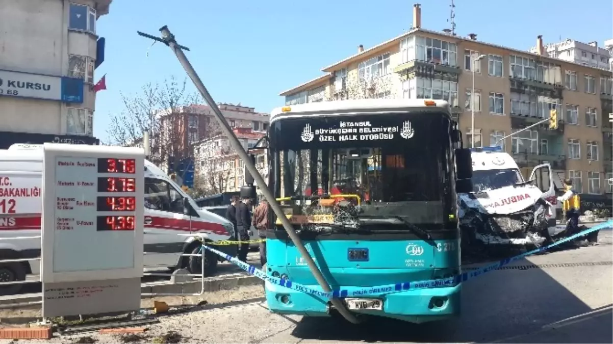 Kadıköy\'de Ambulans Özel Halk Otobüsü ile Çarpıştı: 7 Yaralı