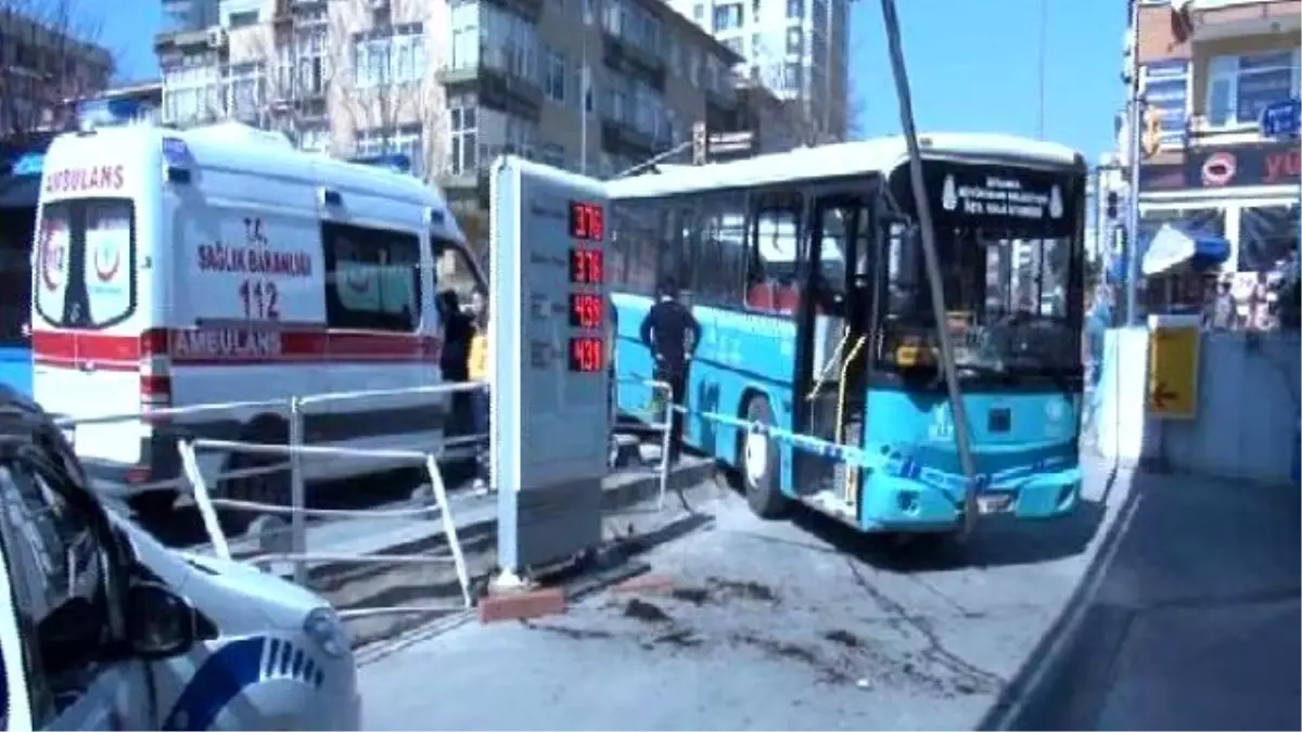 Kadıköy\'de Halk Otobüsü ile Ambulans Çarpıştı