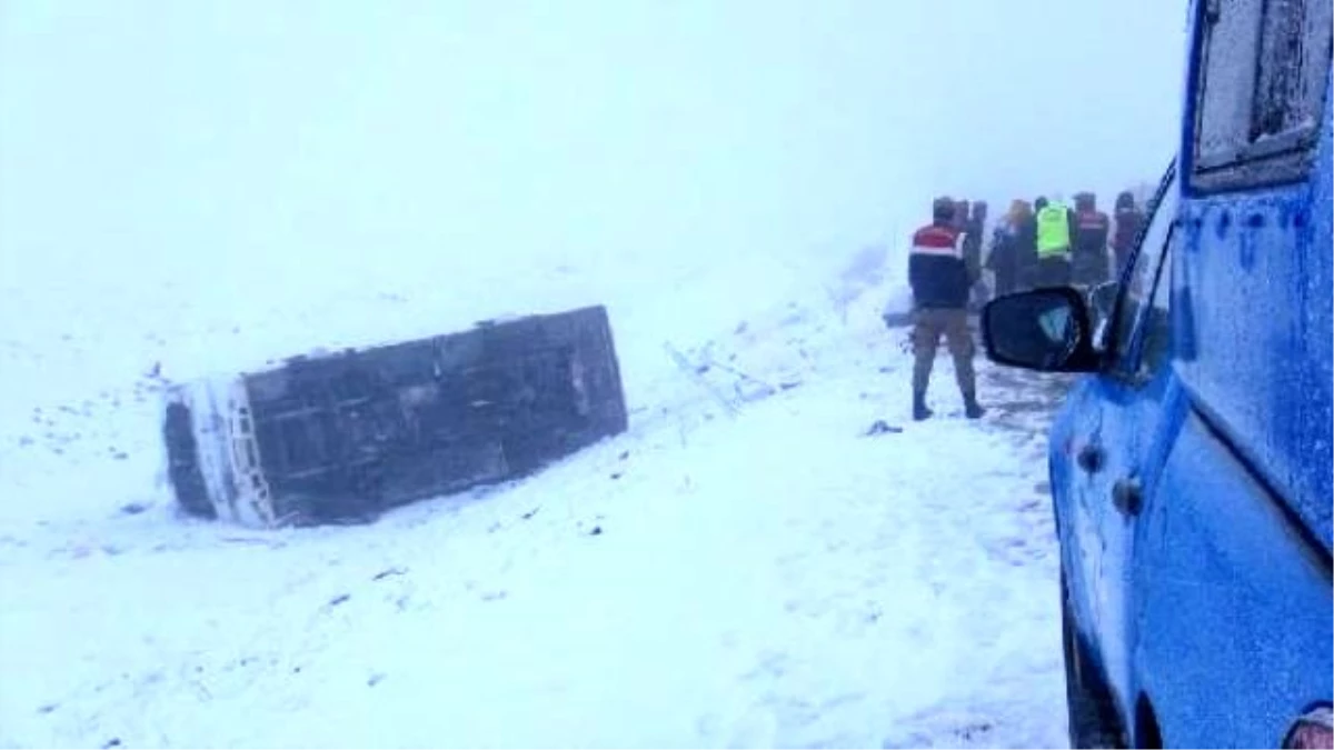 Kars\'ta Kar Nedeniyle Otobüs Şarampole Yuvarlandı: 2 Yaralı