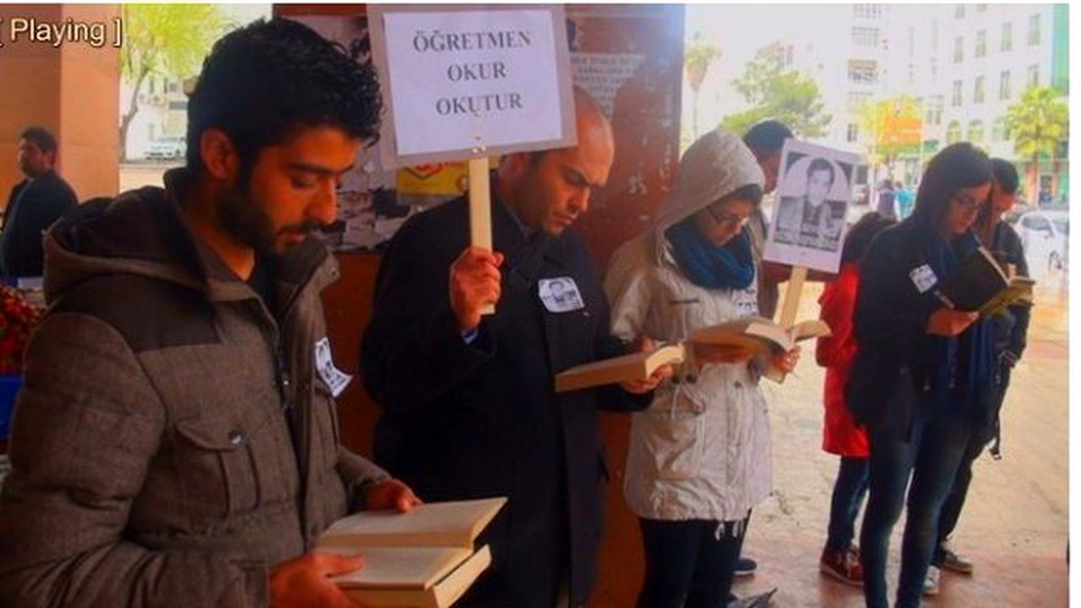Öğretmen Halil Serkan Öz Anısına Kitap Okunarak Eylem Yapıldı