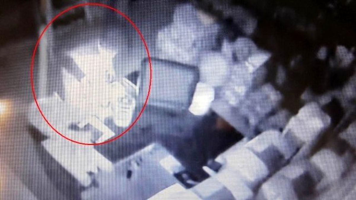 Şarküteride Yardım Kumbarasındaki Para Çalındı