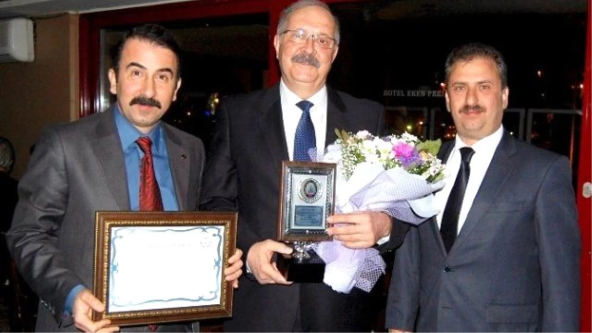 Bandırma\'da 36 Yıllık Öğretmene Plaketli Uğurlama