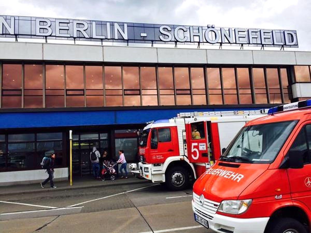 Almanya\'nın Schoenefeld Havalimanı\'nda Bomba Alarmı