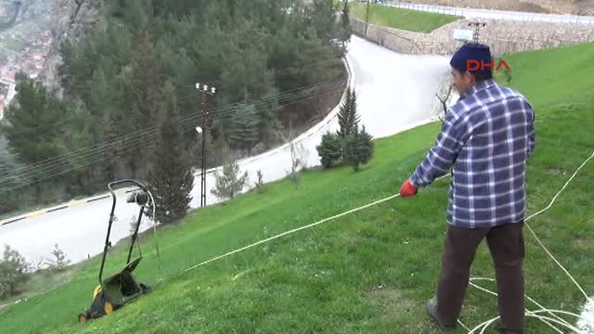 Amasya Balık Tutar Gibi Çim Biçiyor