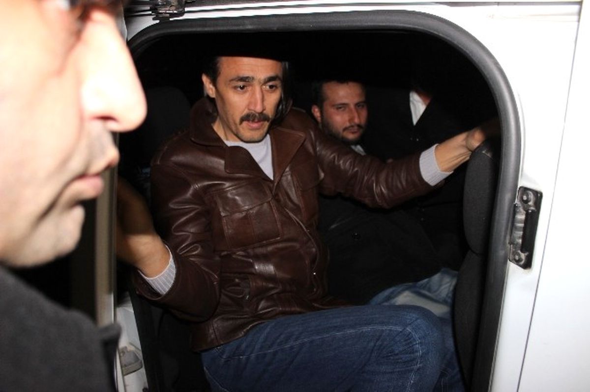 Babasını Rehin Aldı