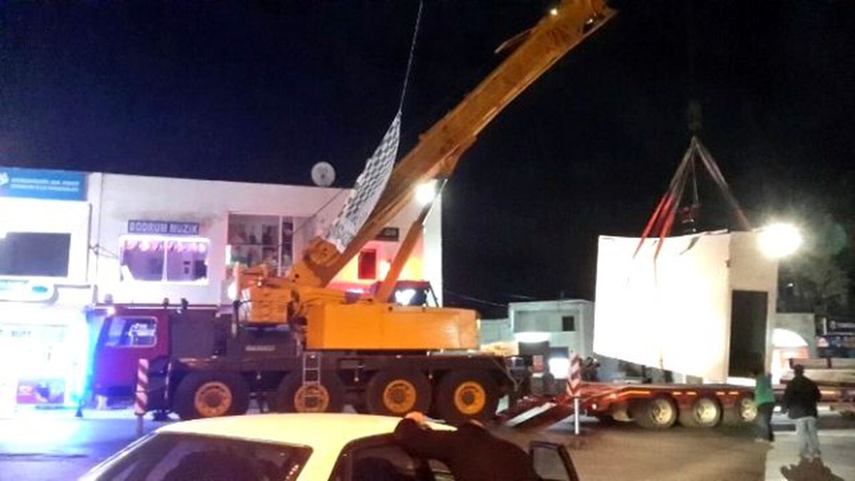 Bodrum\'da Kaçak Yapı Vinç ile Kaldırıldı