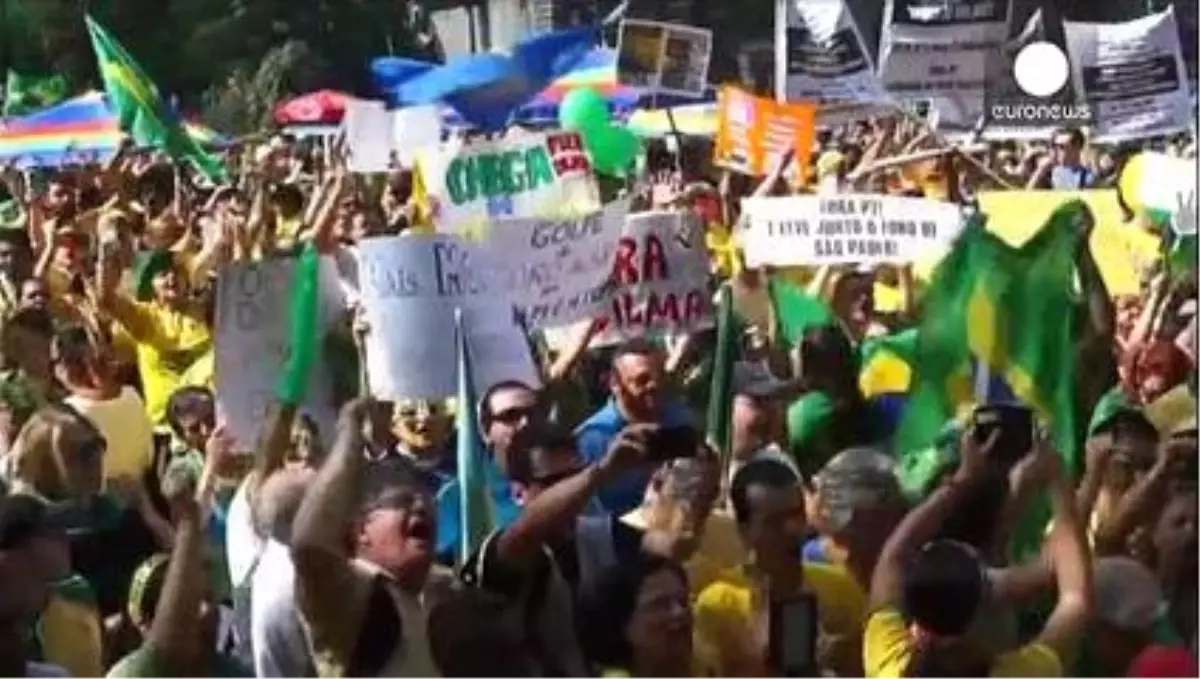 Brezilya\'da Yüzbinler Rousseff\'i Protesto İçin Sokağa Çıktı