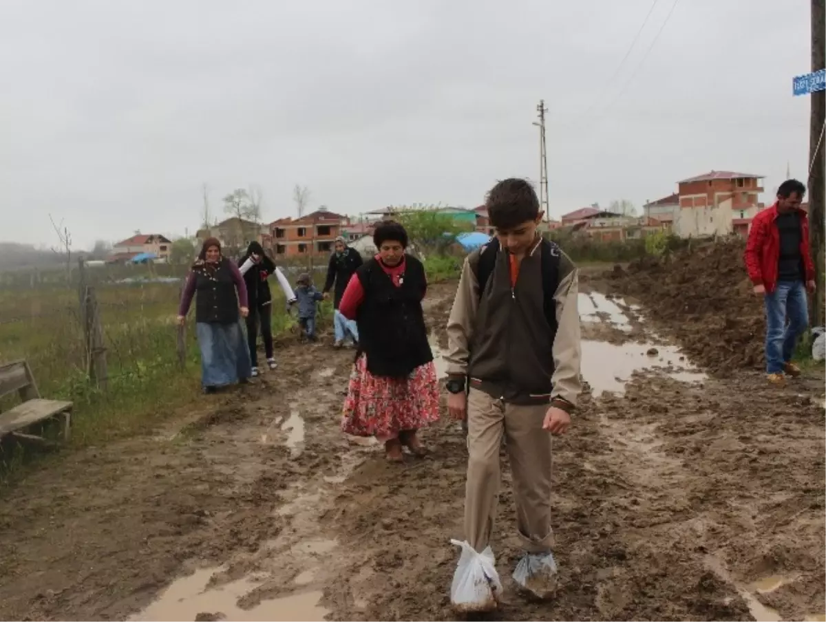 Çarşamba\'da Öğrencilerin Çamurla Sınavı