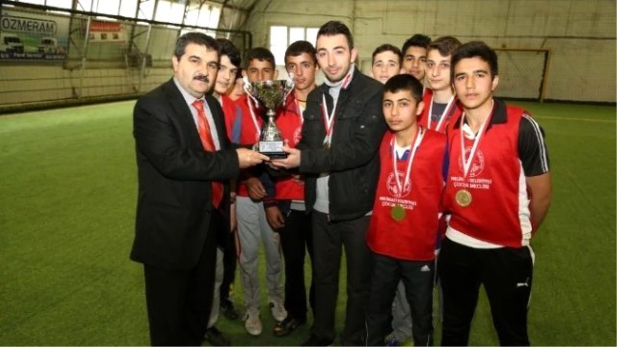 Çocuk Meclisi Şubeler Arası Futbol Turnuvası\'nda Şampiyon Melikgazi Şubesi