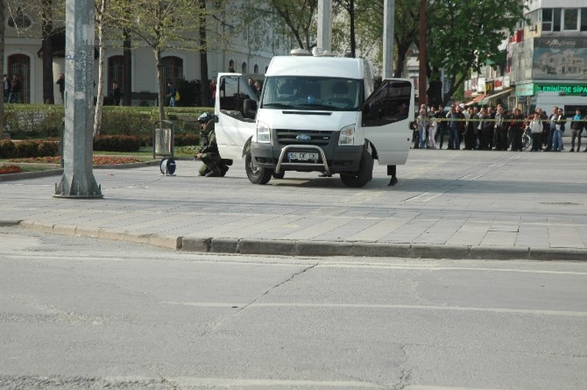 Çöp Kovasının Önüne Bırakılan Bavul Polisi Alarma Geçirdi