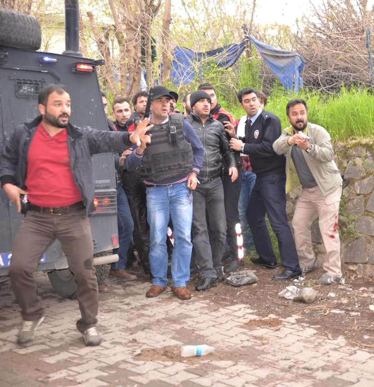 Diyarbakır\'da Cinayet Zanlısını Vermek İstemeyen Yakınları Polisle Çatıştı: 2\'si Polis 3 Yaralı