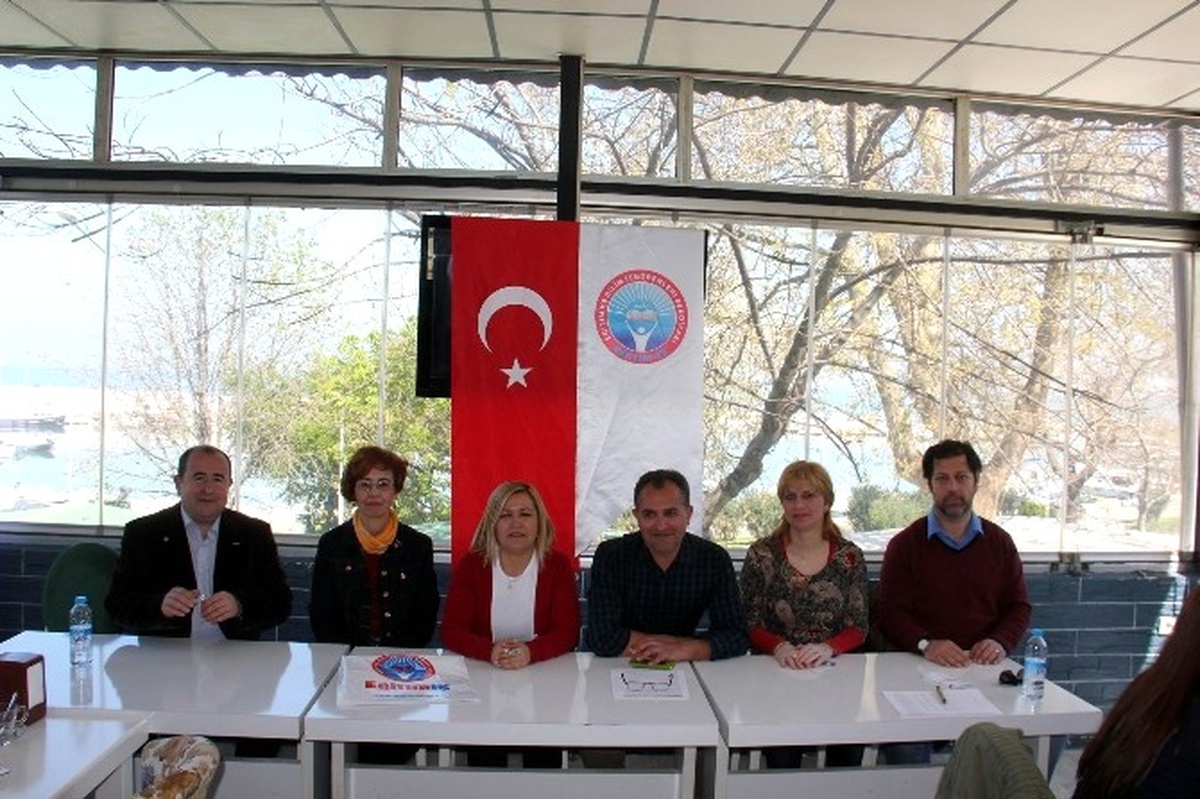 Eğitim-iş\'ten "Haysiyet Anıtı"Nın İntiharı Özendireceği Uyarısı