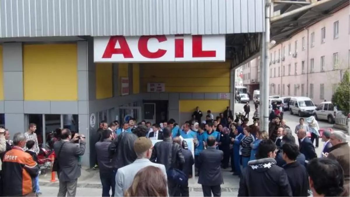 Gaziantep\'te Sağlıkçılar Hemşireye Saldırıyı Protesto Etti