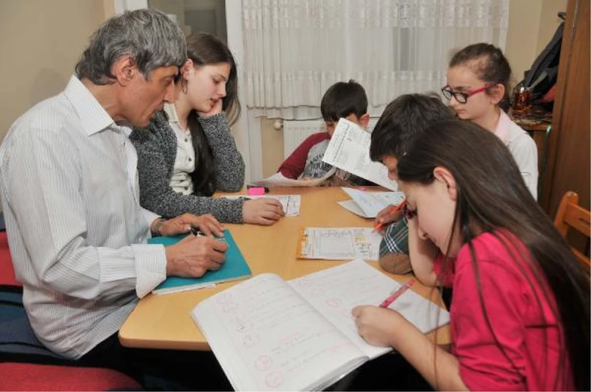 Görme Engelli, 20 Yıldır Çocuklarla Ders Çalıştırıyor