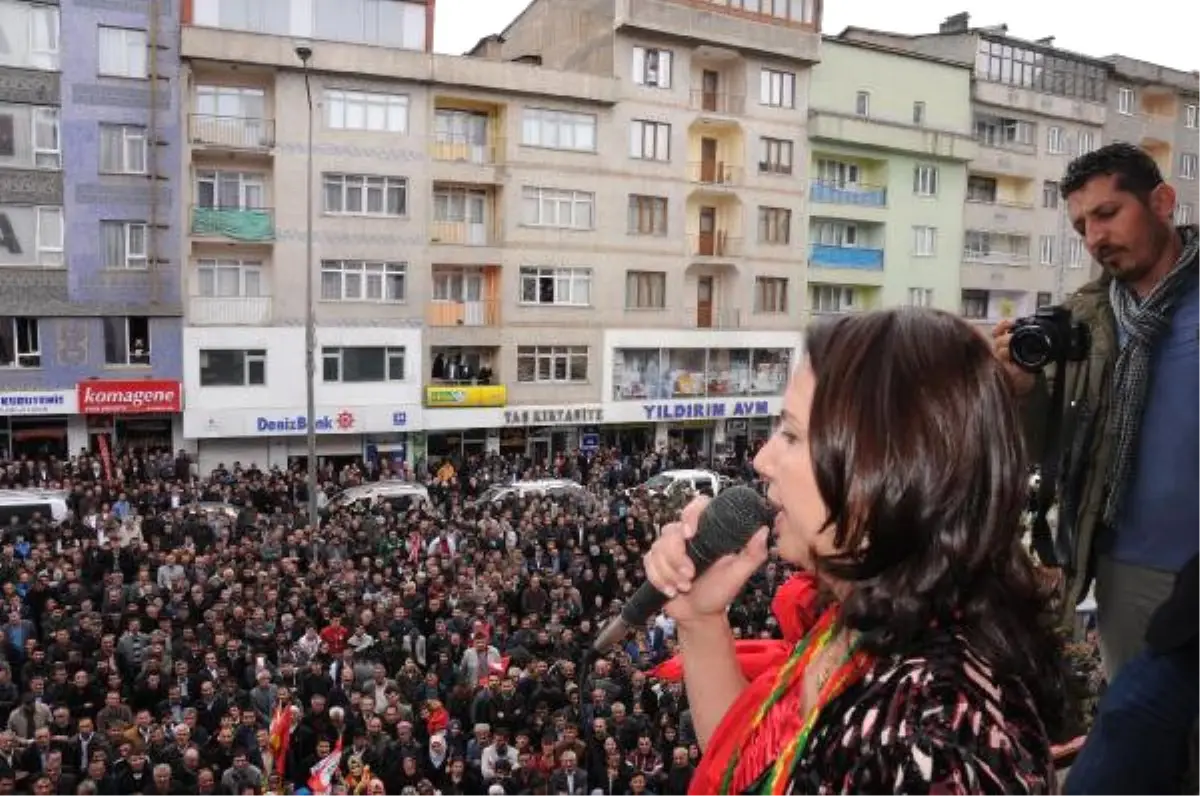 Hakkari\'de HDP\'li Adayları Tanıtıldı