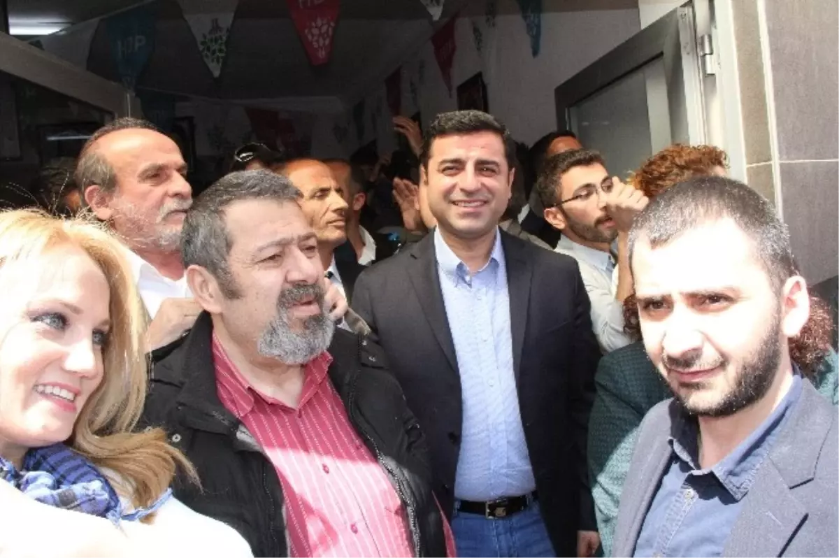 Hdp Eş Başkanı Demirtaş, Akhisarlılara Seslendi