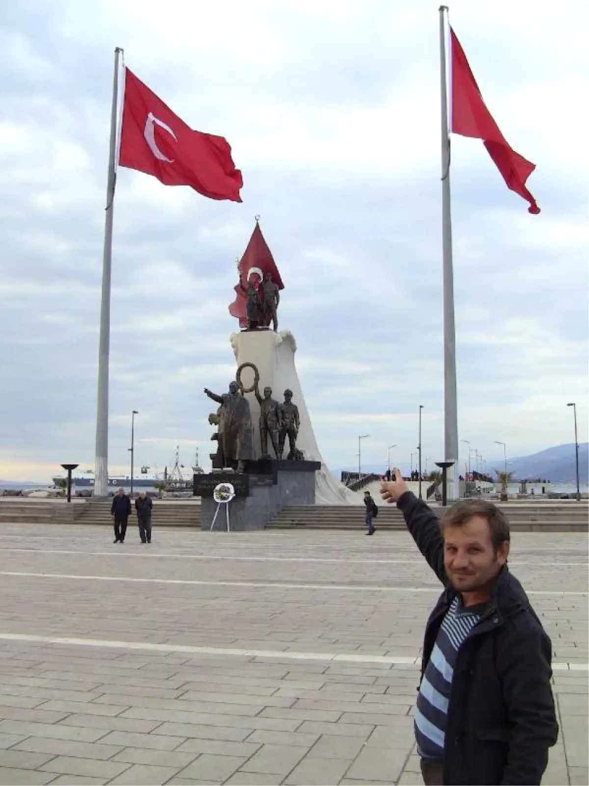 İskenderun\'da Yıldızsız Türk Bayrağı Tepki Çekti