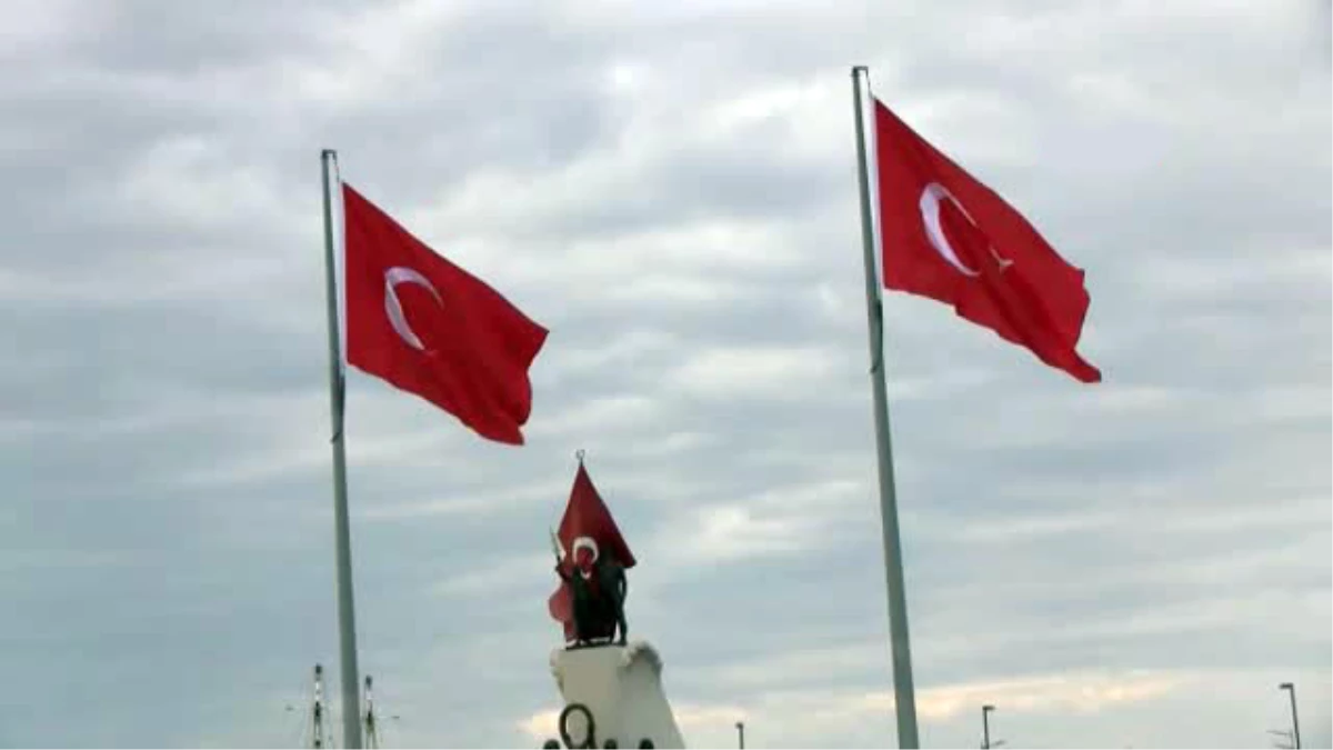 İskenderun\'da Yıldızsız Türk Bayrağı Tepki Çekti