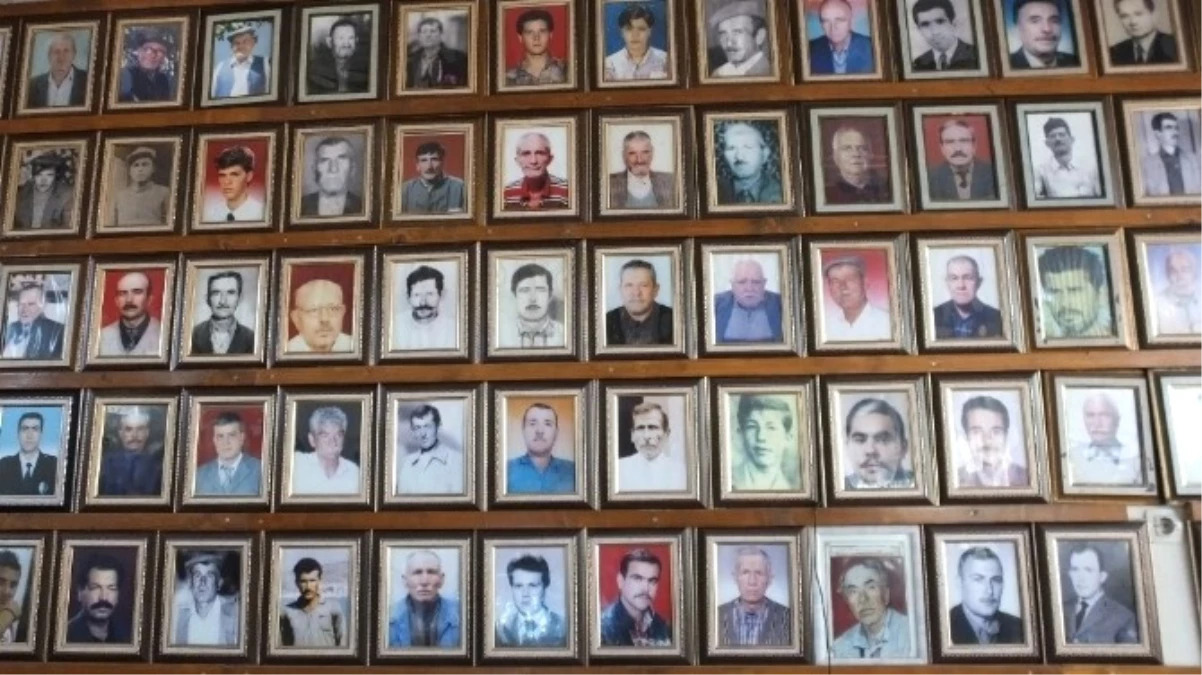 Kahvehanenin Duvarlarını Ölen İnsanların Fotoğrafları Süslüyor