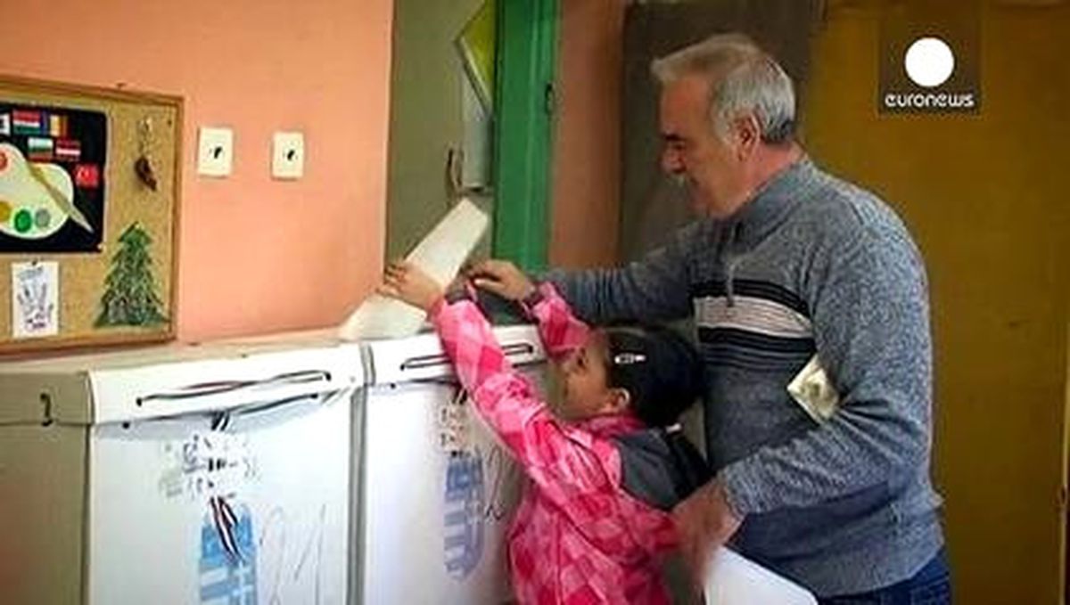 Macaristan\'da Ara Seçimi Aşırı Sağcı Jobbik Partisi Kazandı