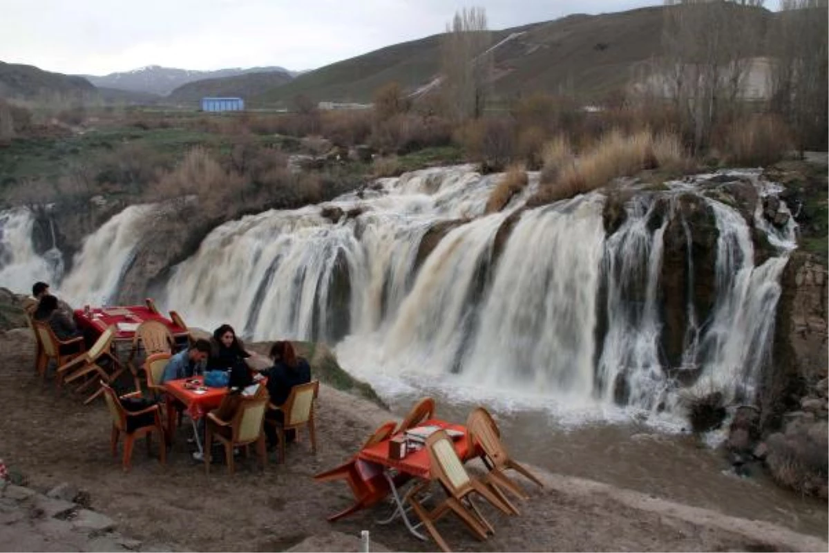 Muradiye Şelalesi Baharla Coştu