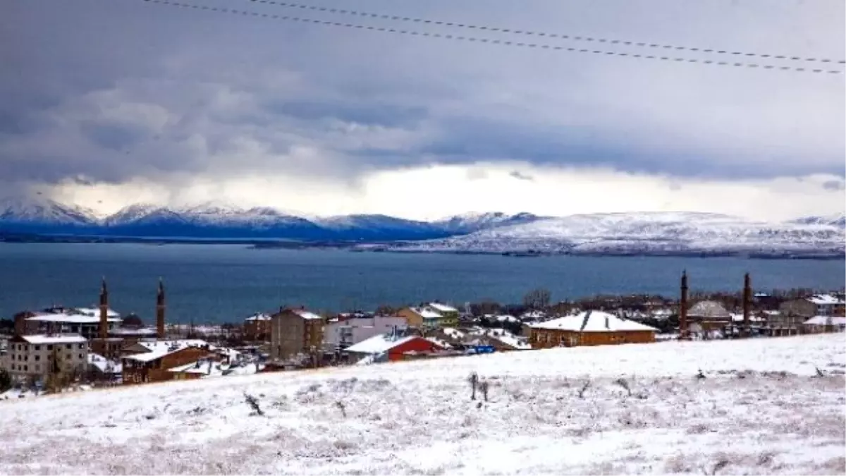 Nisan Karı Ahlat\'ı Beyaza Bürüdü