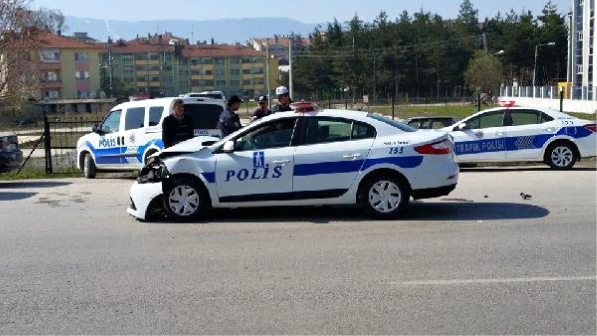 Polis Aracı ile Kamyonet Çarpıştı: 2 Yaralı