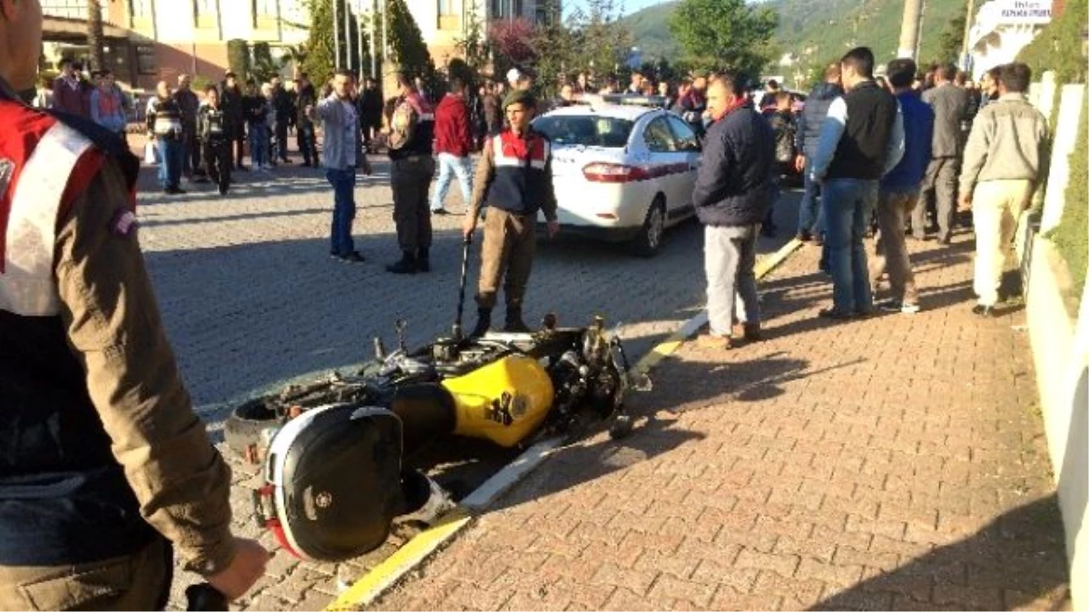 Motosiklet Sürücüsü Kendisine Saldıran 20 Kişiyi Püskürttü