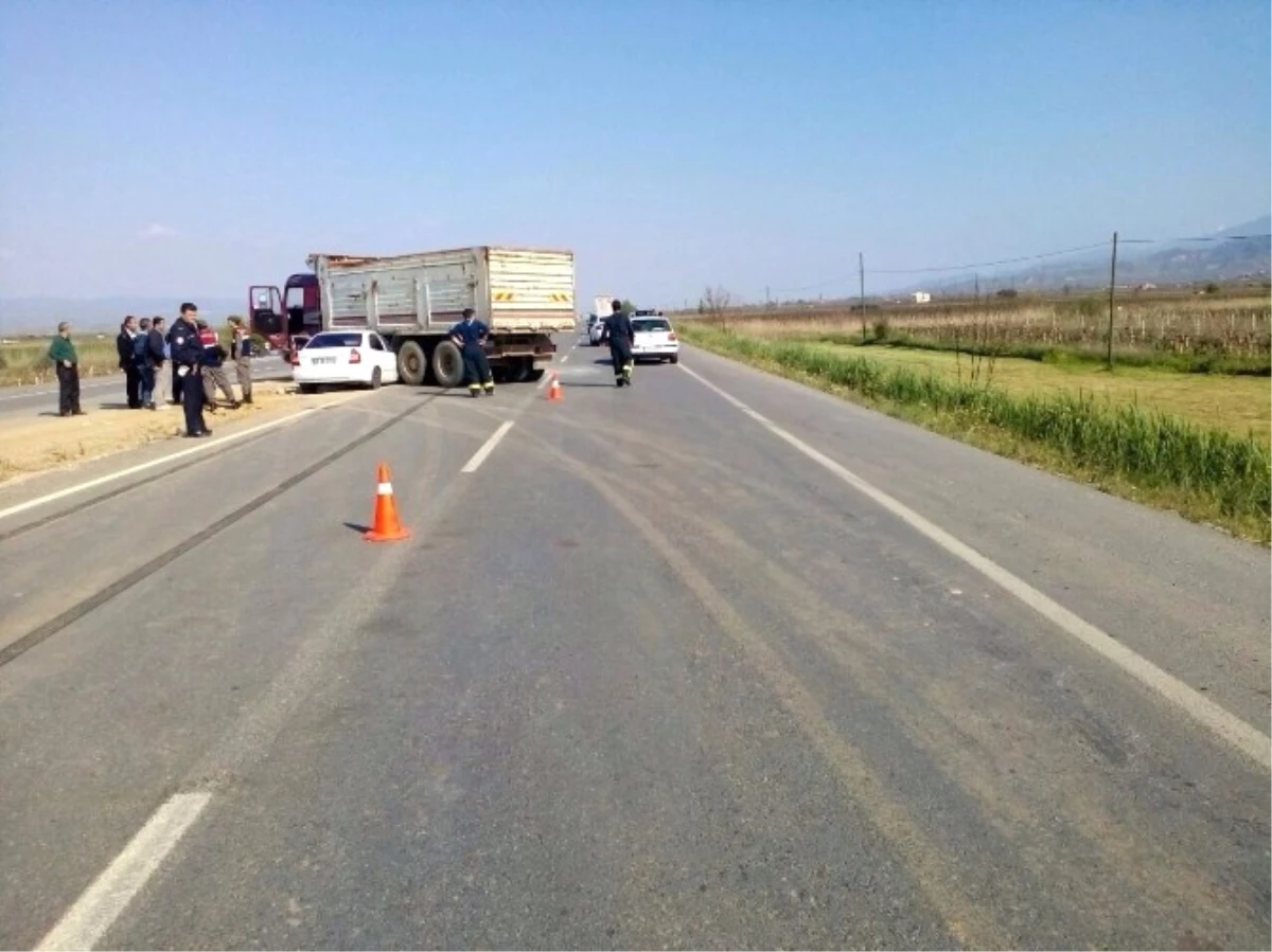 Salihli\'de Trafik Kazası: 4 Yaralı