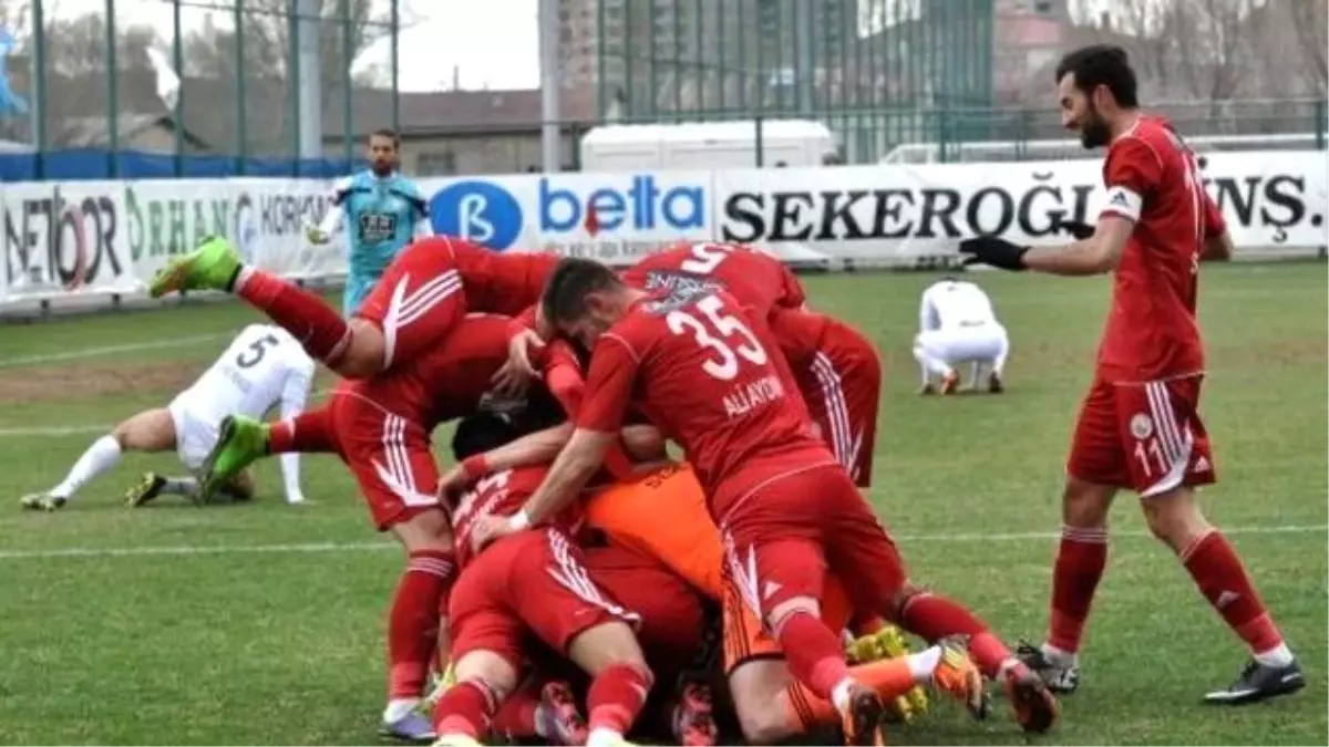 Sivas Dört Eylül Belediyespor, Lider Eyüpspor'u 1-0 Yendi