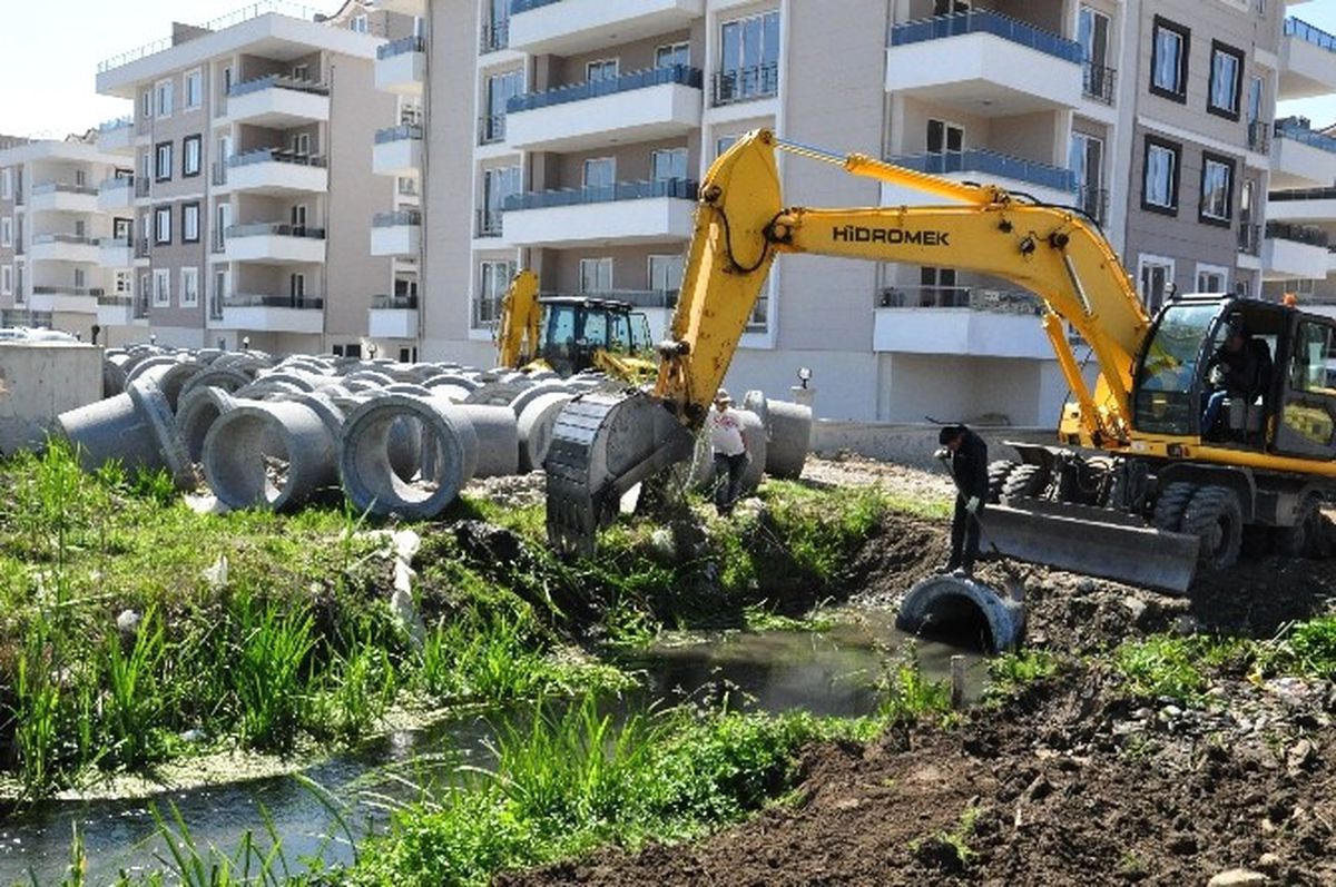 Zeytinli Mahallesi\'nde Yağmur Suyu Hattı Döşeniyor